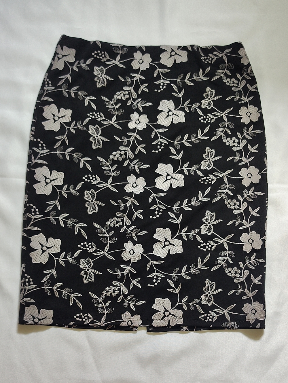 Roz Ali Pencil Skirt Size M Black And White Floral Pattern Elastic Waistband